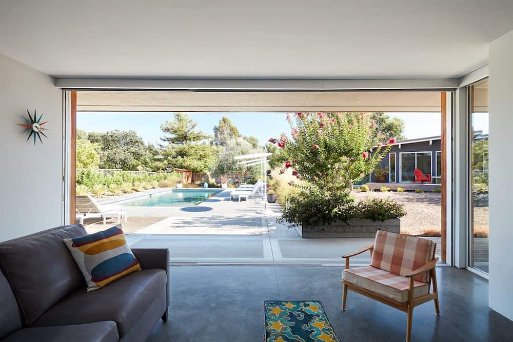 midcentury-pool-guest-house-living-room