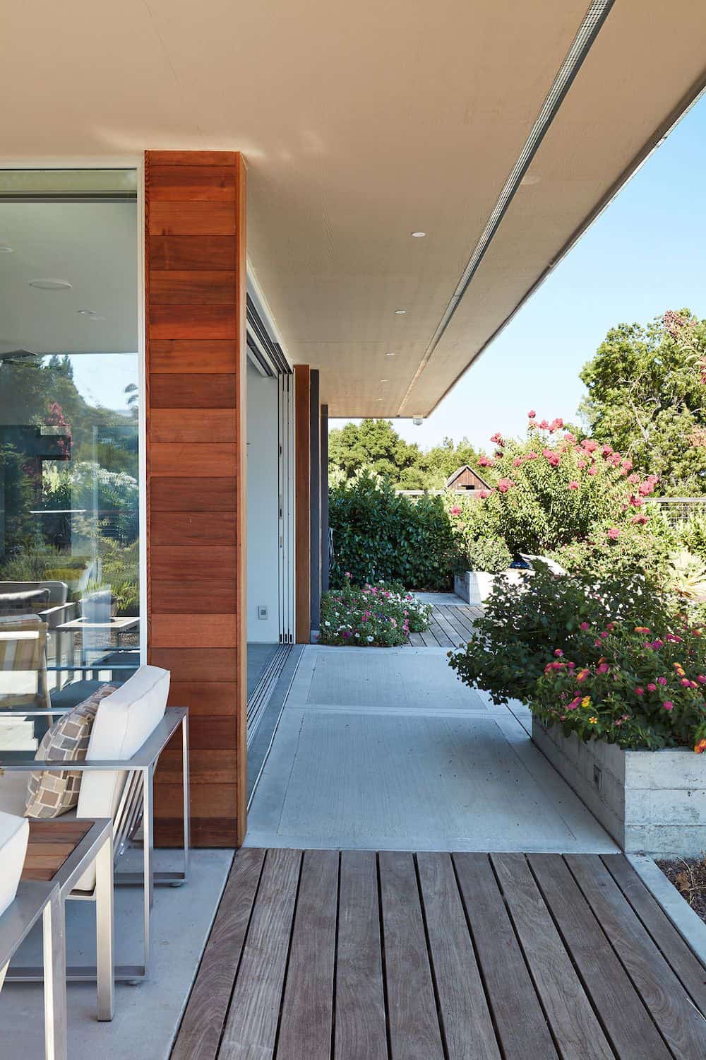 midcentury-pool-guest-house-exterior
