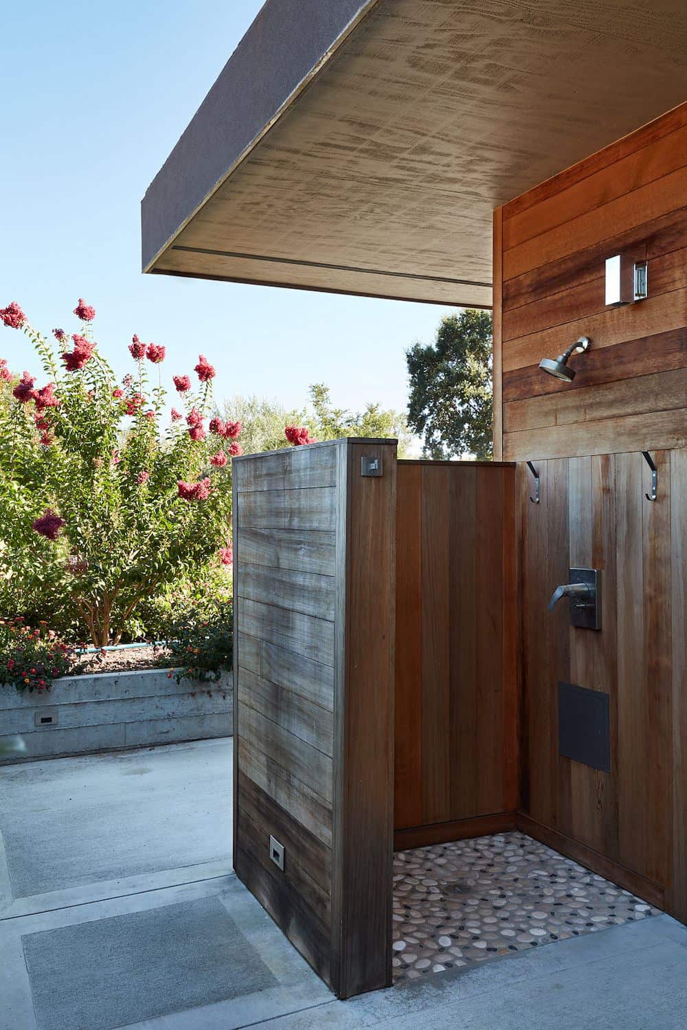 midcentury-pool-house-outdoor-shower