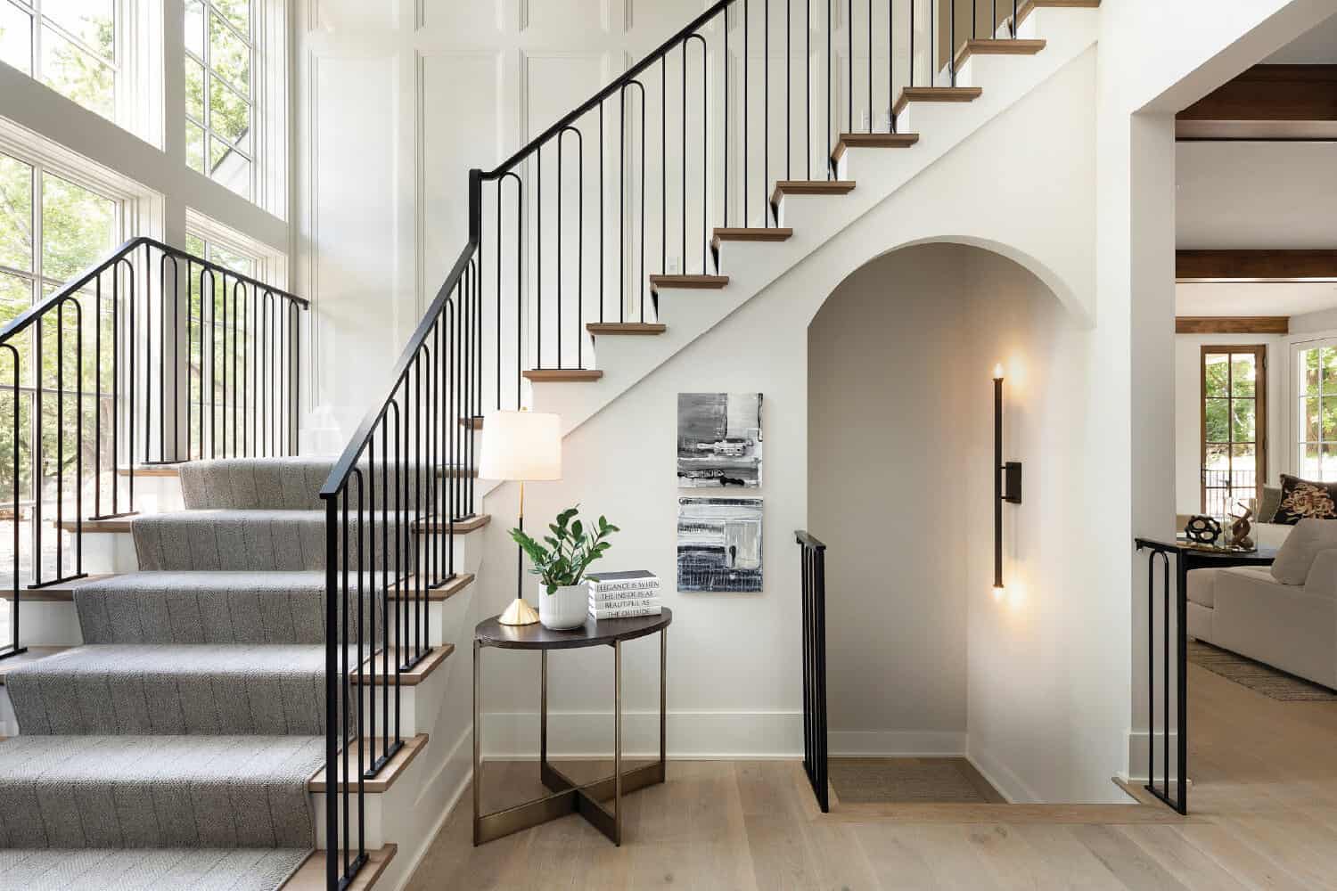 transitional-entry-with-staircase