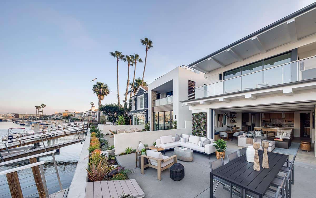 midcentury-modern-backyard-patio