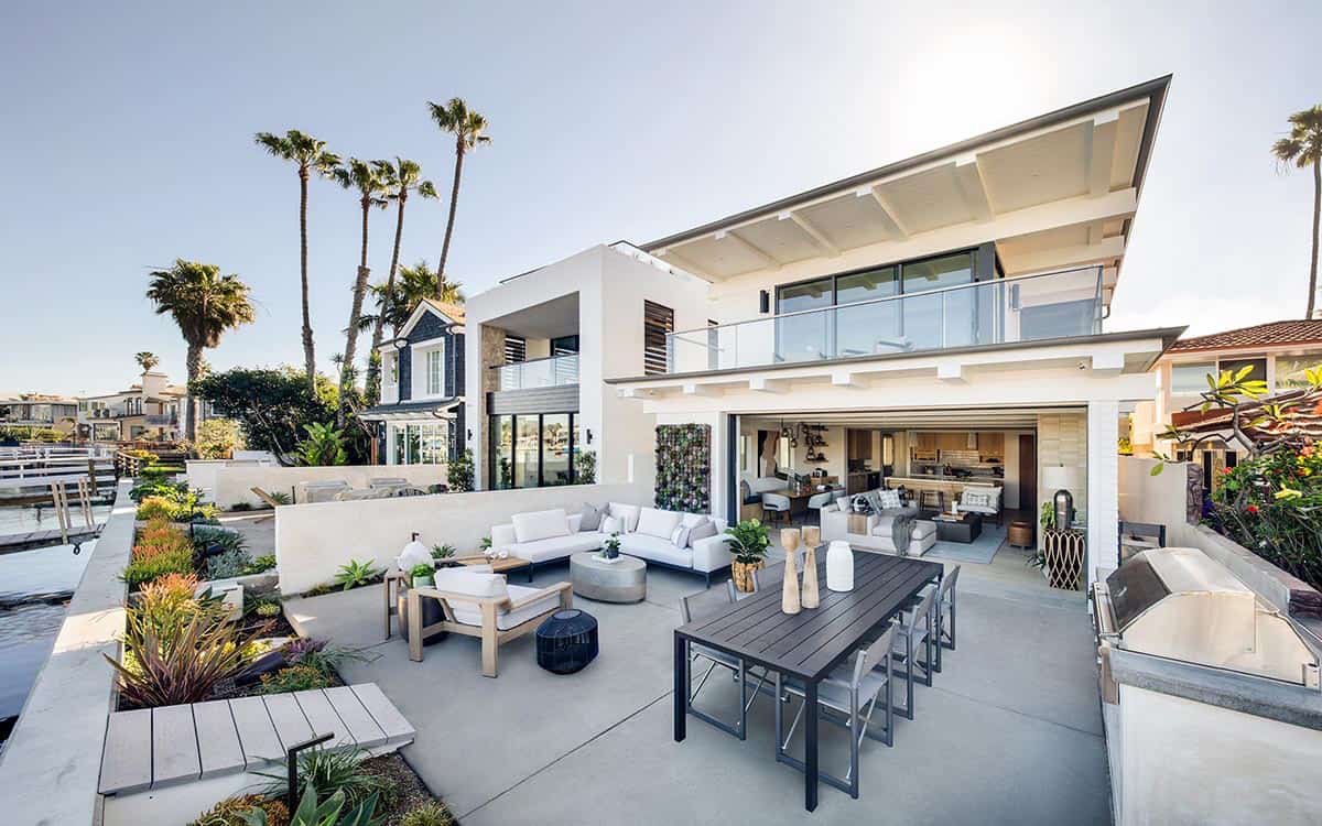 midcentury-modern-backyard-patio