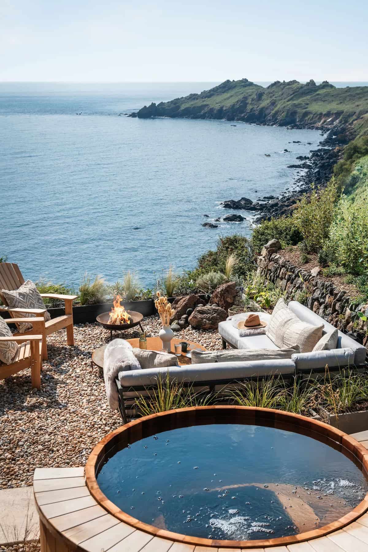 modern-Scandinavian-patio-with-a-hot-tub