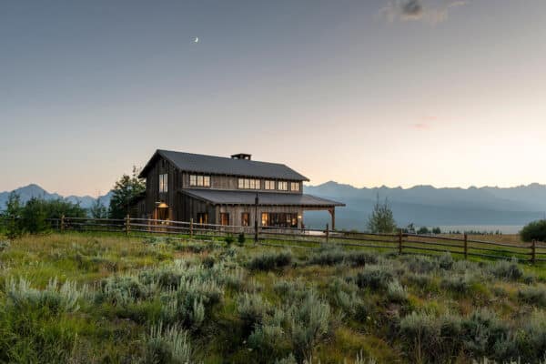 featured posts image for Historic Dutch barn becomes a blissful home in the Sawtooth Mountains