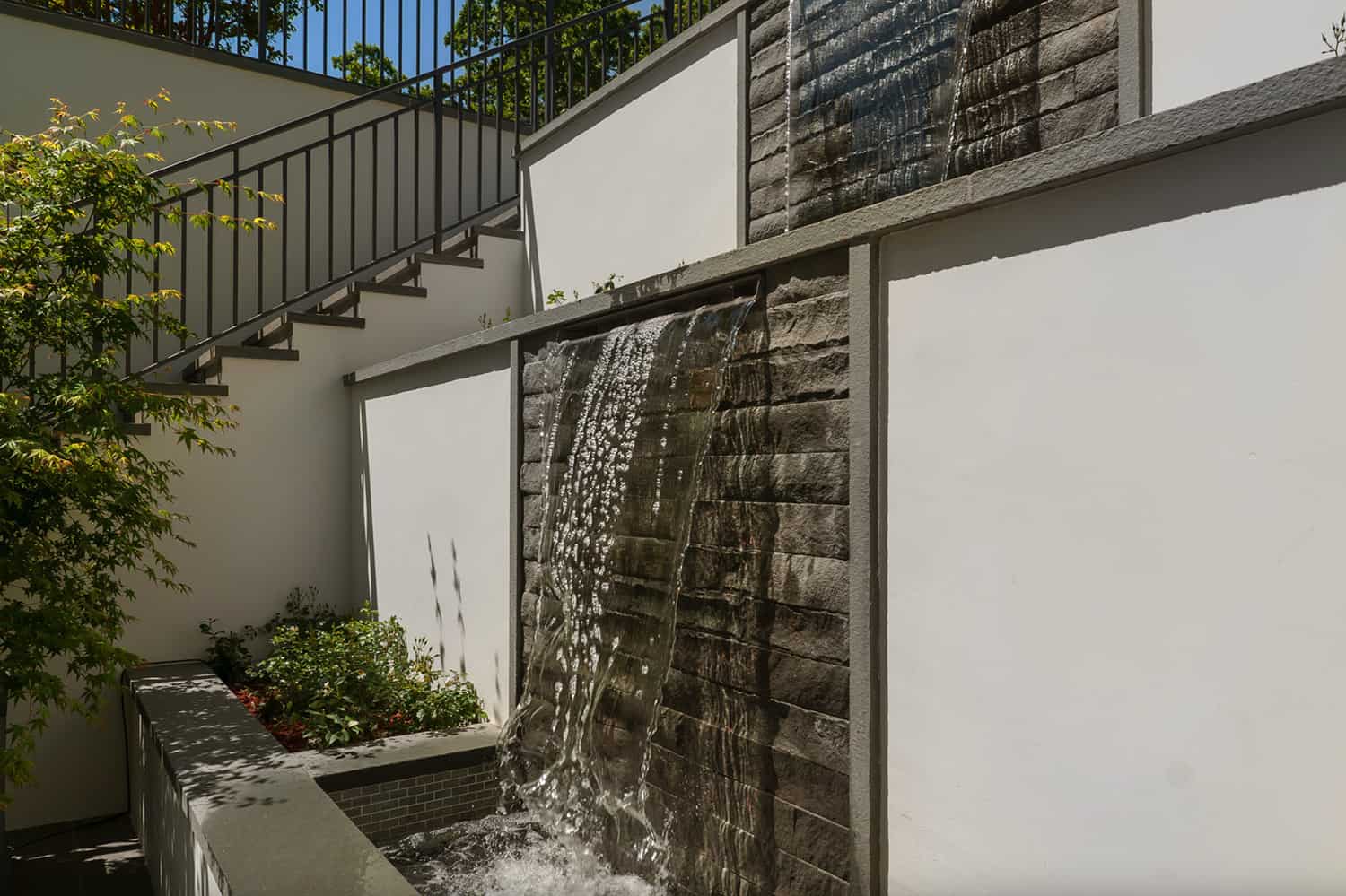 modern-farmhouse-home-waterfall