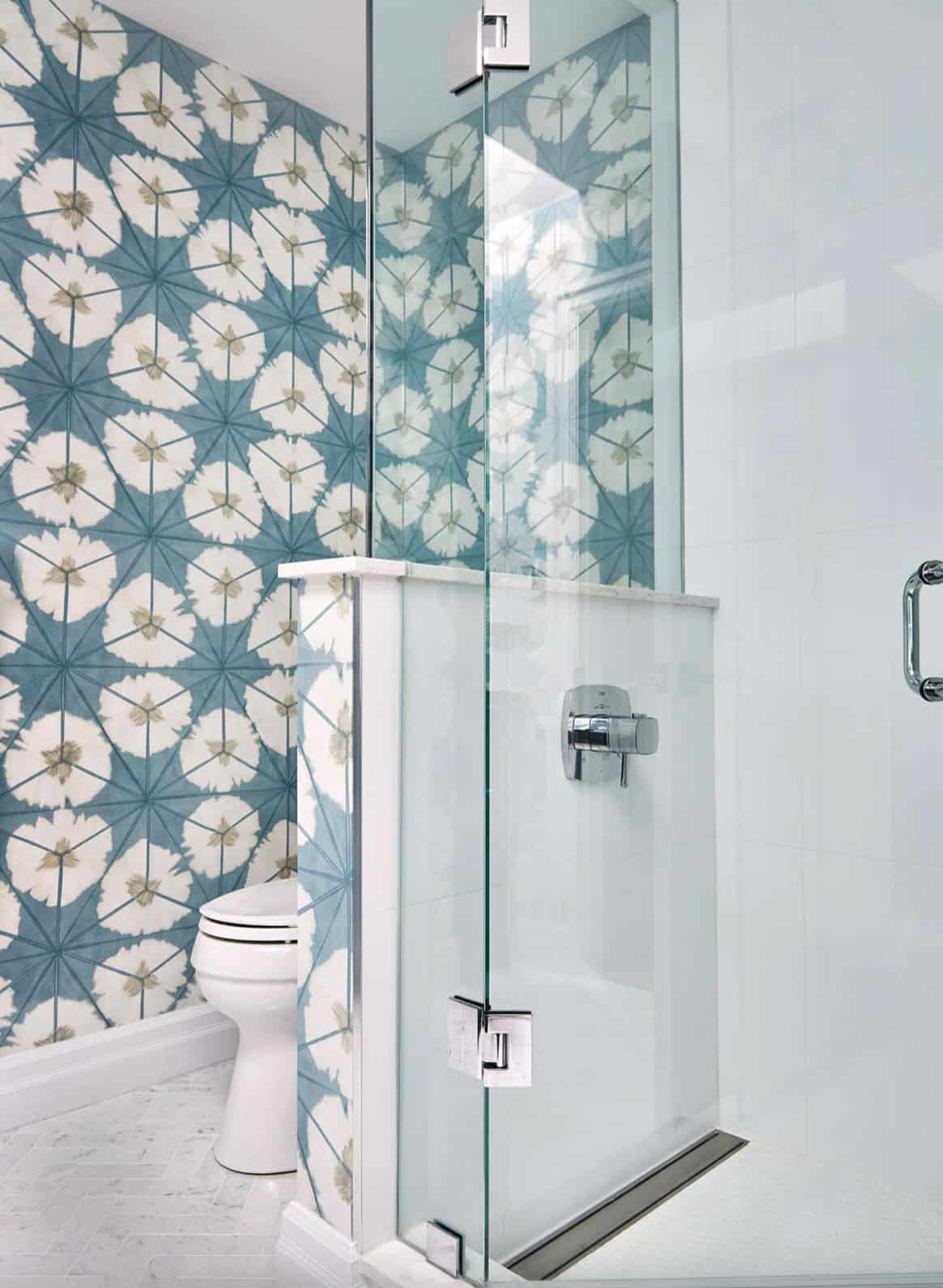 serene-blue-white-bathroom-with-wallpaper