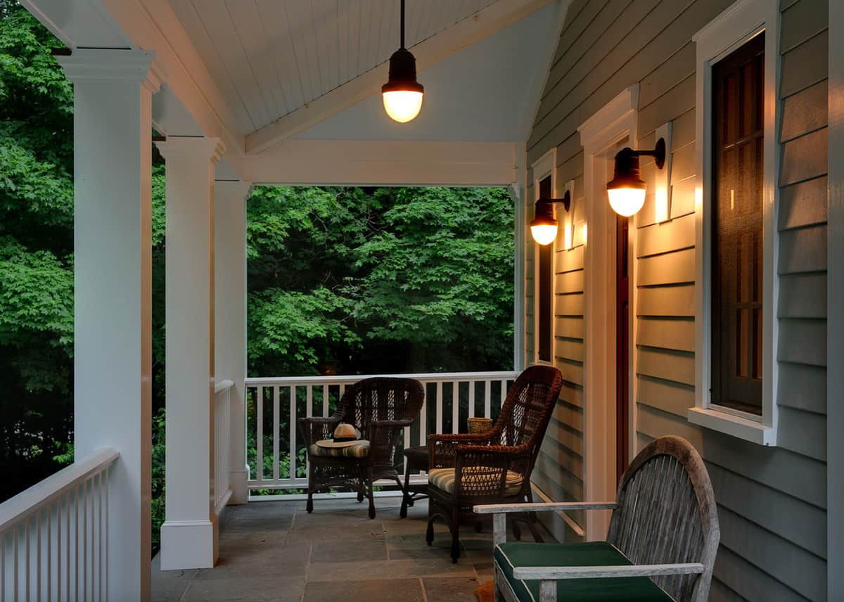 traditional-country-house-covered-front-porch