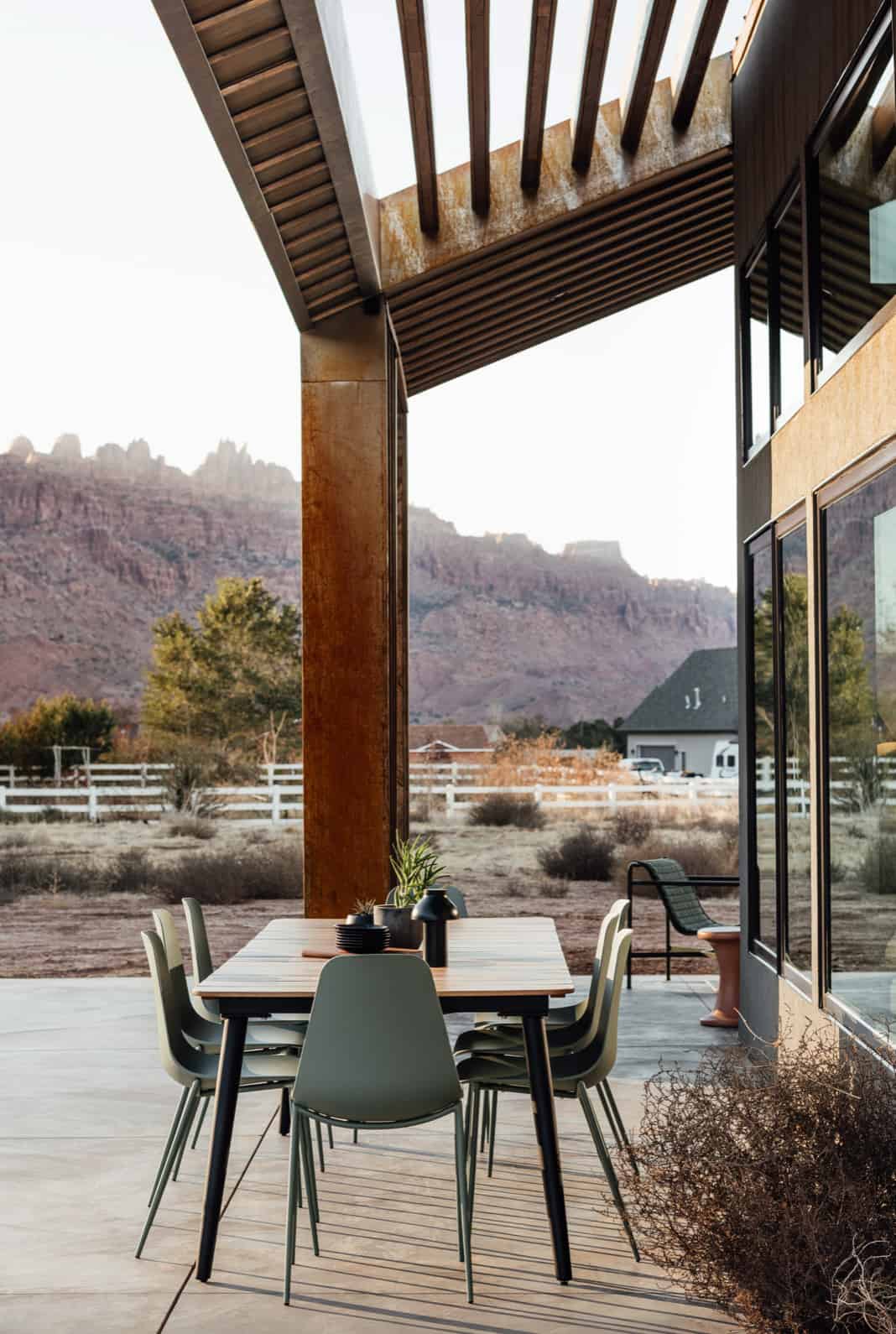 desert-modern-home-patio