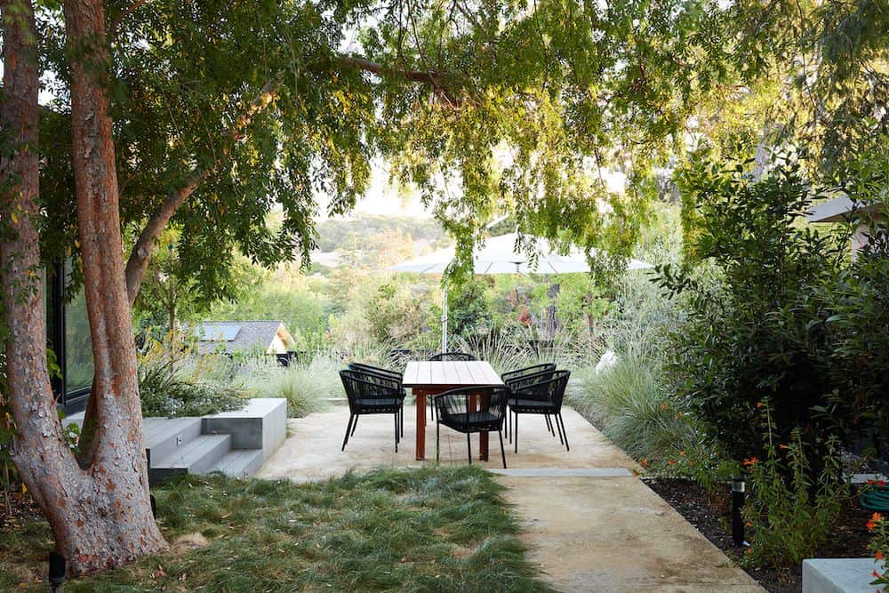 midcentury-modern-home-patio-with-outdoor-dining