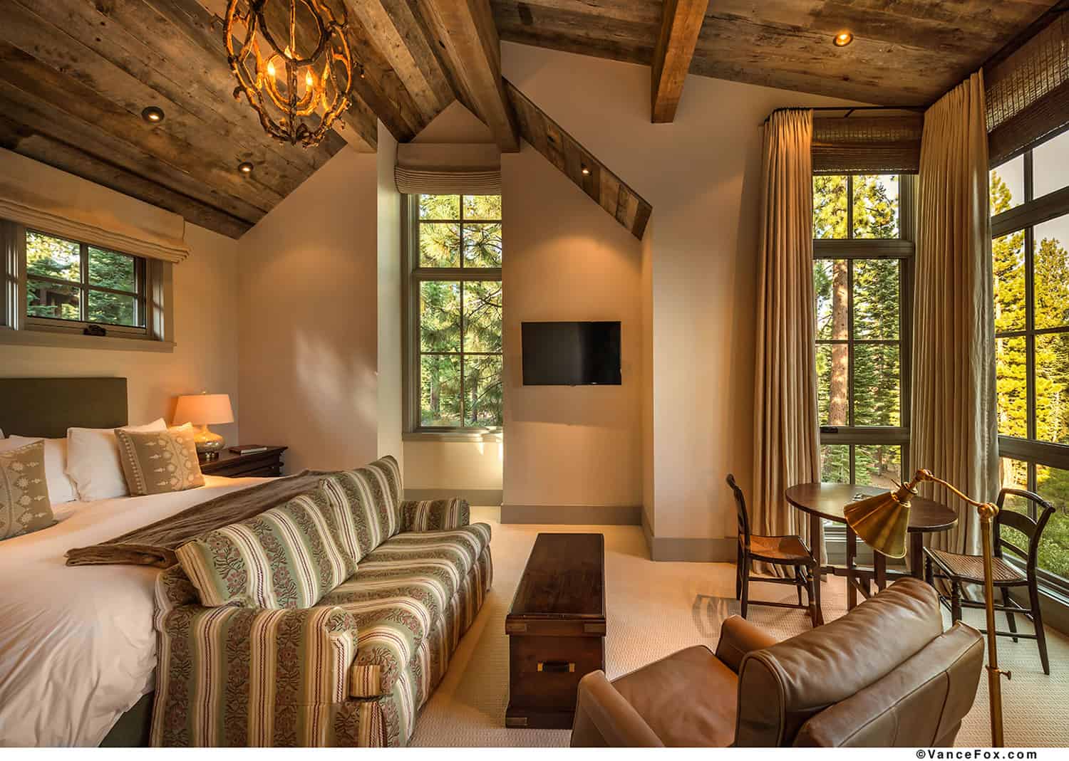 mountain-style-farmhouse-bedroom