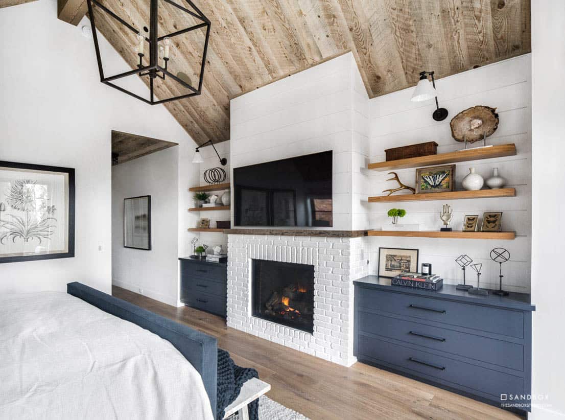 mountain-style-farmhouse-bedroom