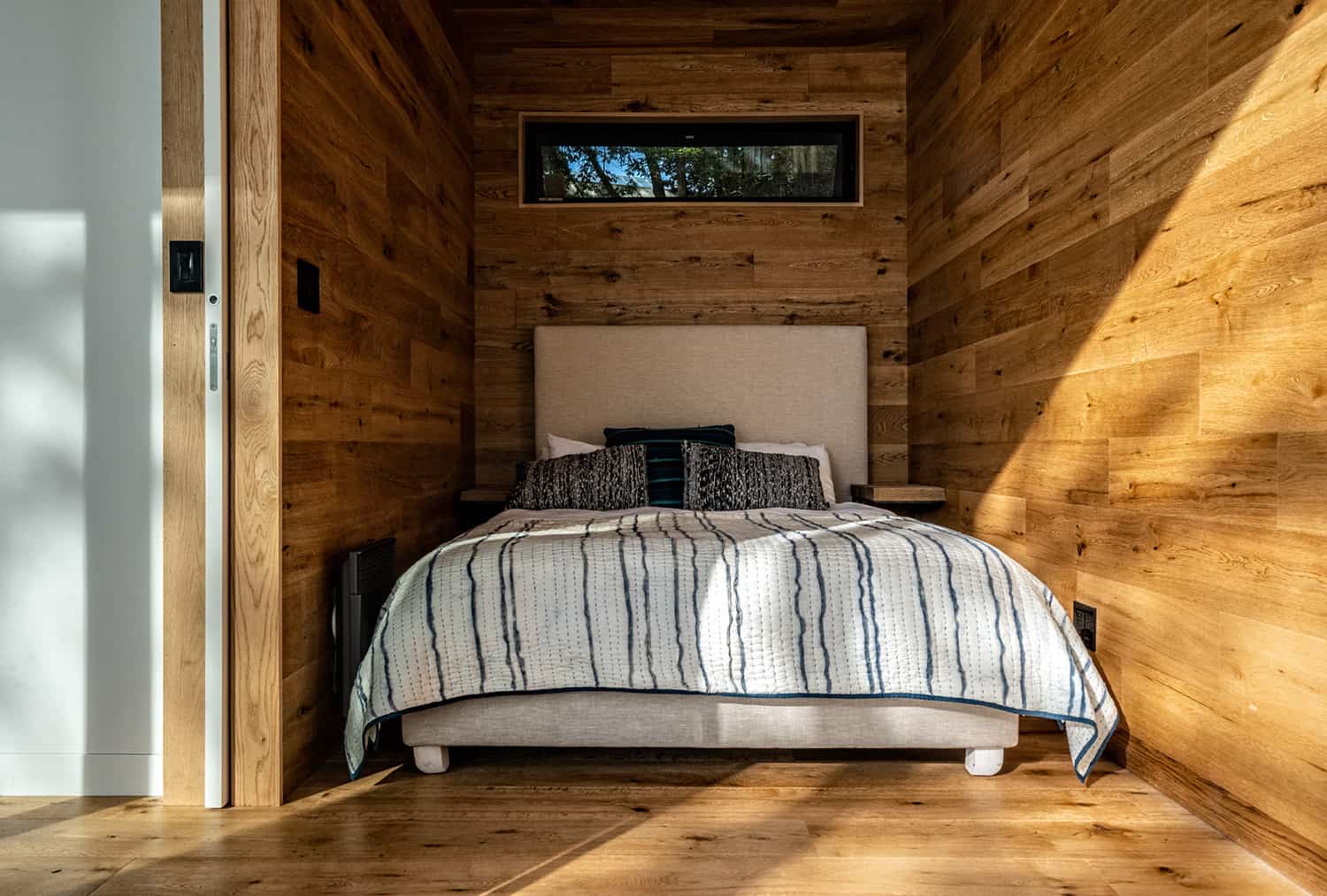rustic-prefab-cabin-bedroom