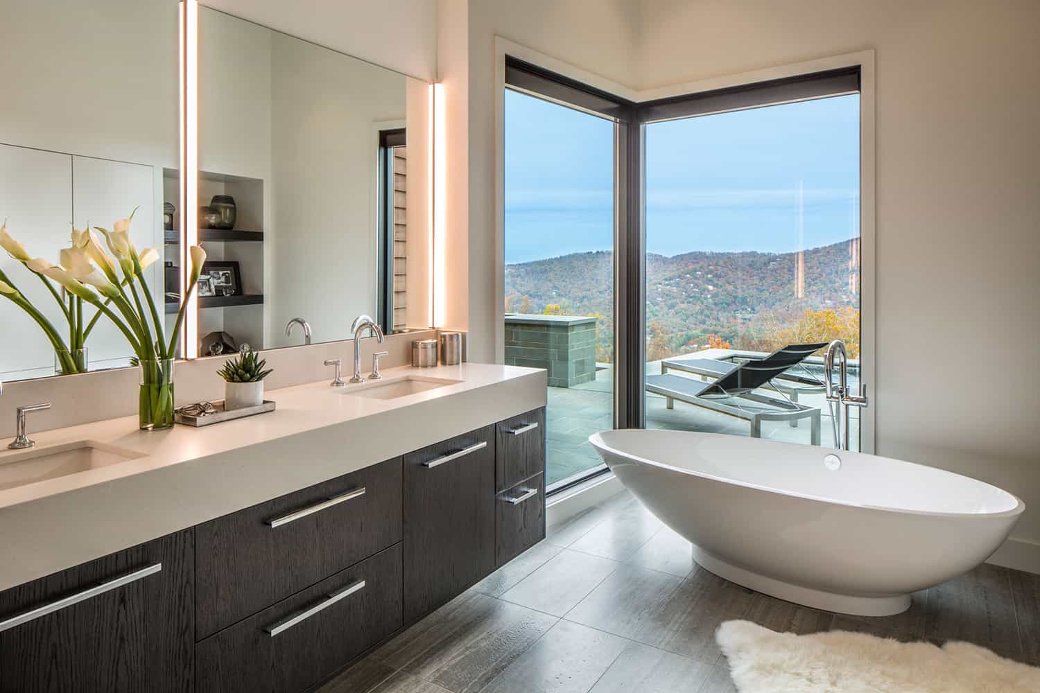 modern-bathroom-with-soaking-tub