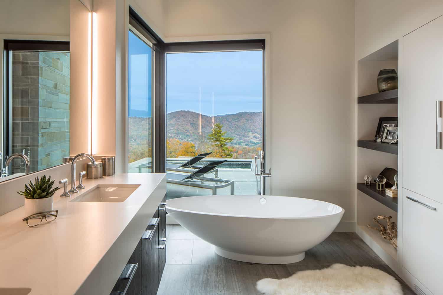 modern-bathroom-with-soaking-tub