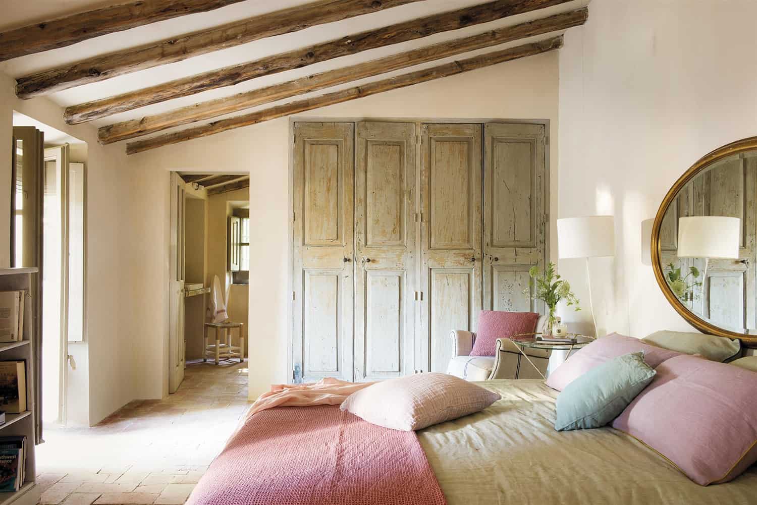 rustic-country-house-bedroom