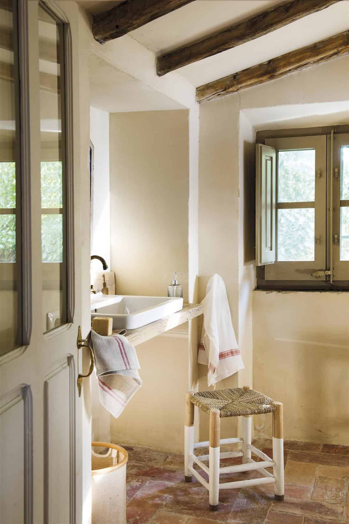 rustic-country-house-bathroom
