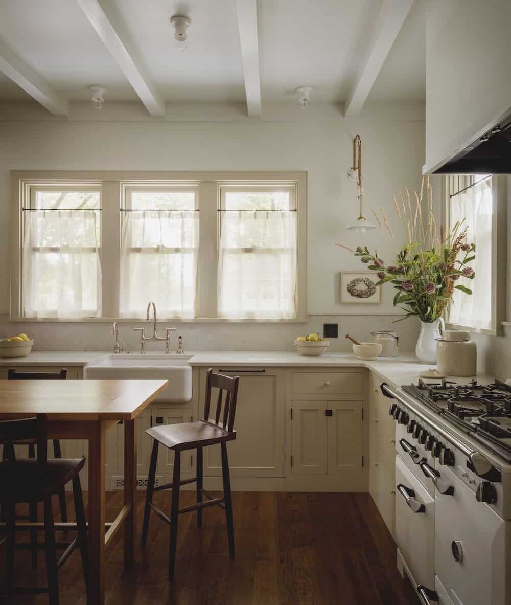contemporary-farmhouse-style-kitchen