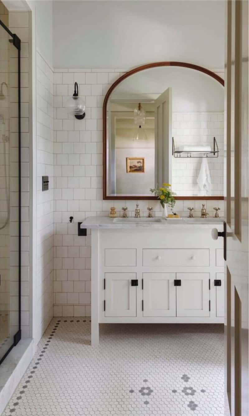 contemporary-farmhouse-style-bathroom
