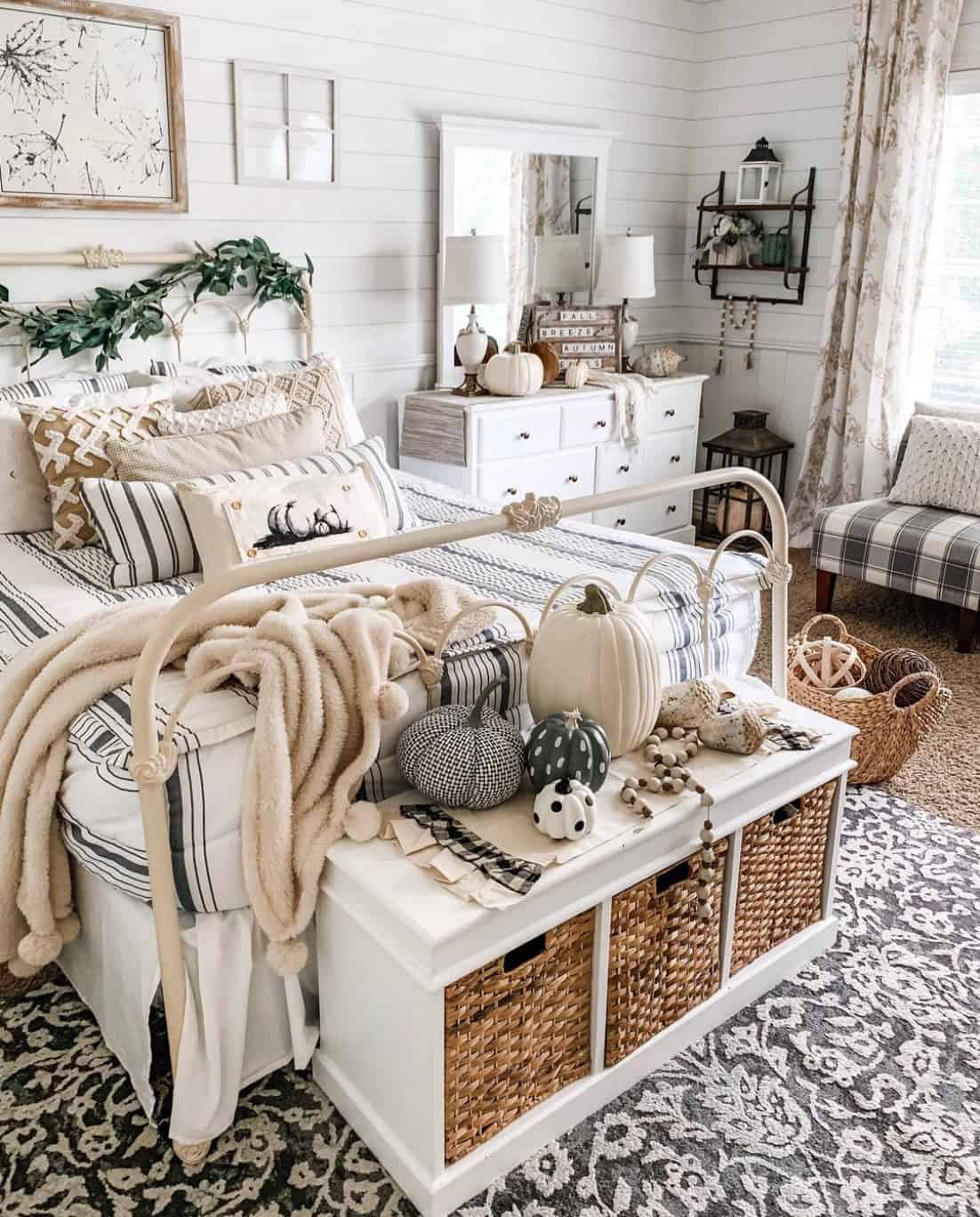 farmhouse-cozy-bedrooms-decorated-for-fall