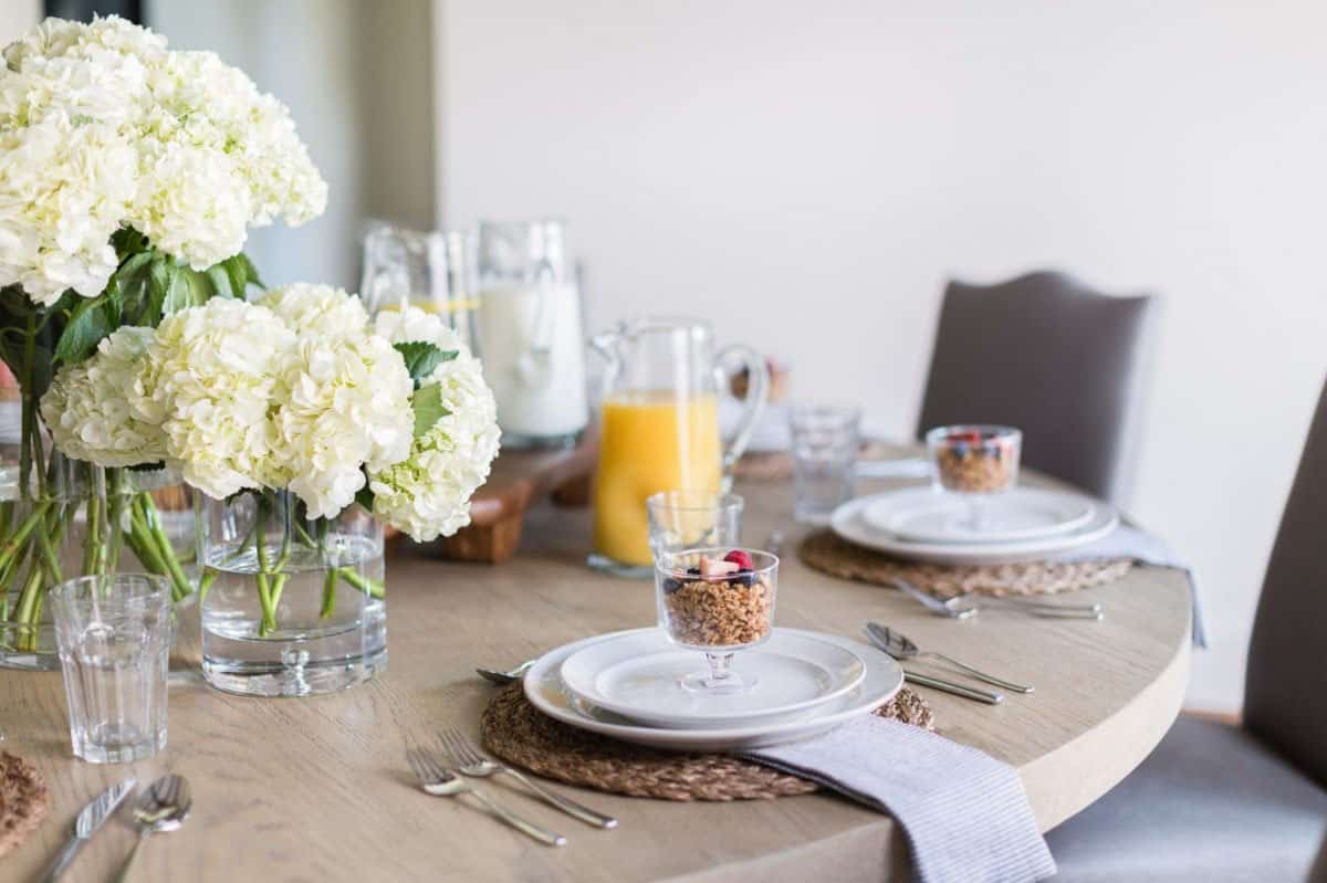 mediterranean-inspired-dining-room-table-setting