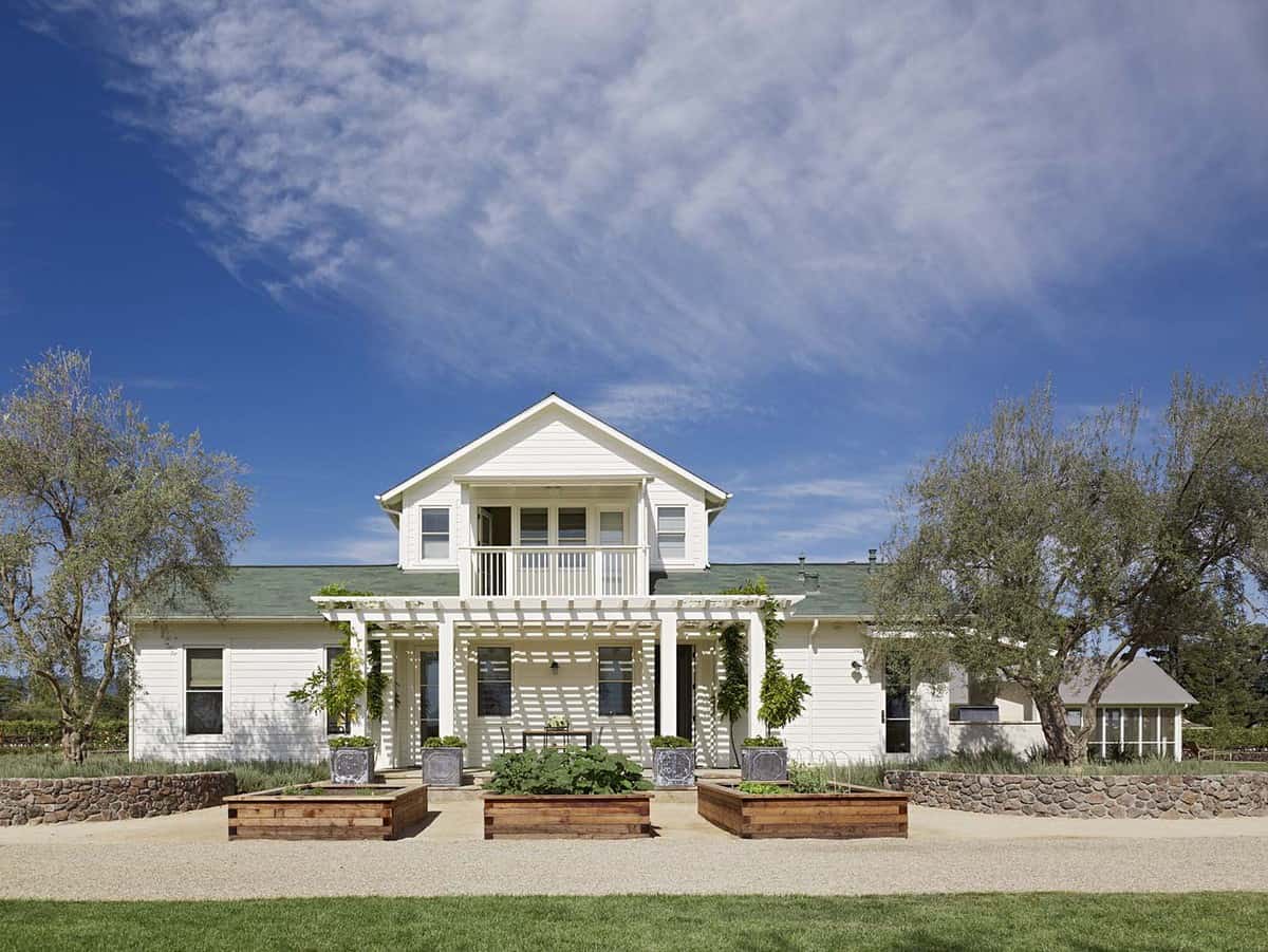 farmhouse-style-vineyard-home-exterior-with-container-garden