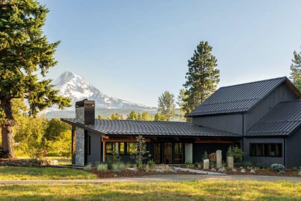 featured posts image for An organic modern home frames breathtaking mountain views in Oregon