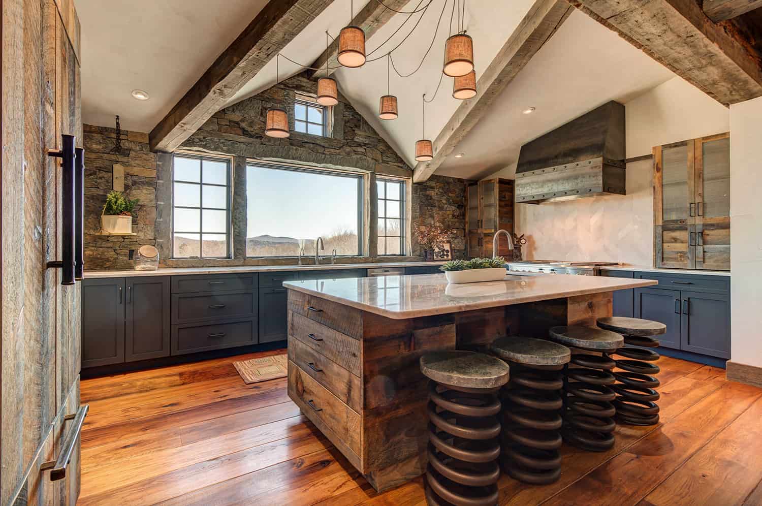 rustic-mountain-house-kitchen