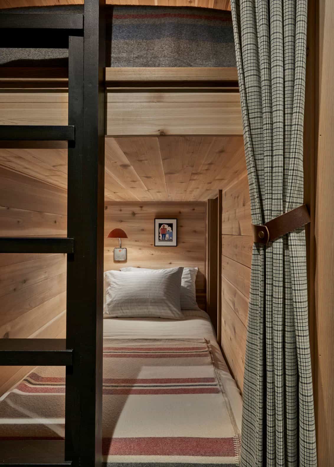 retreat-rustic-kids-bunk-bedroom