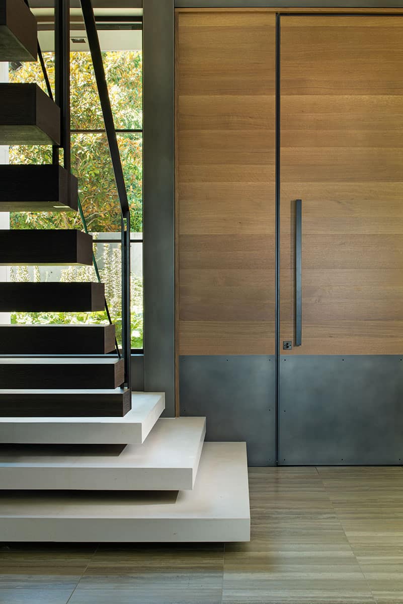 contemporary-lake-house-entry-with-staircase