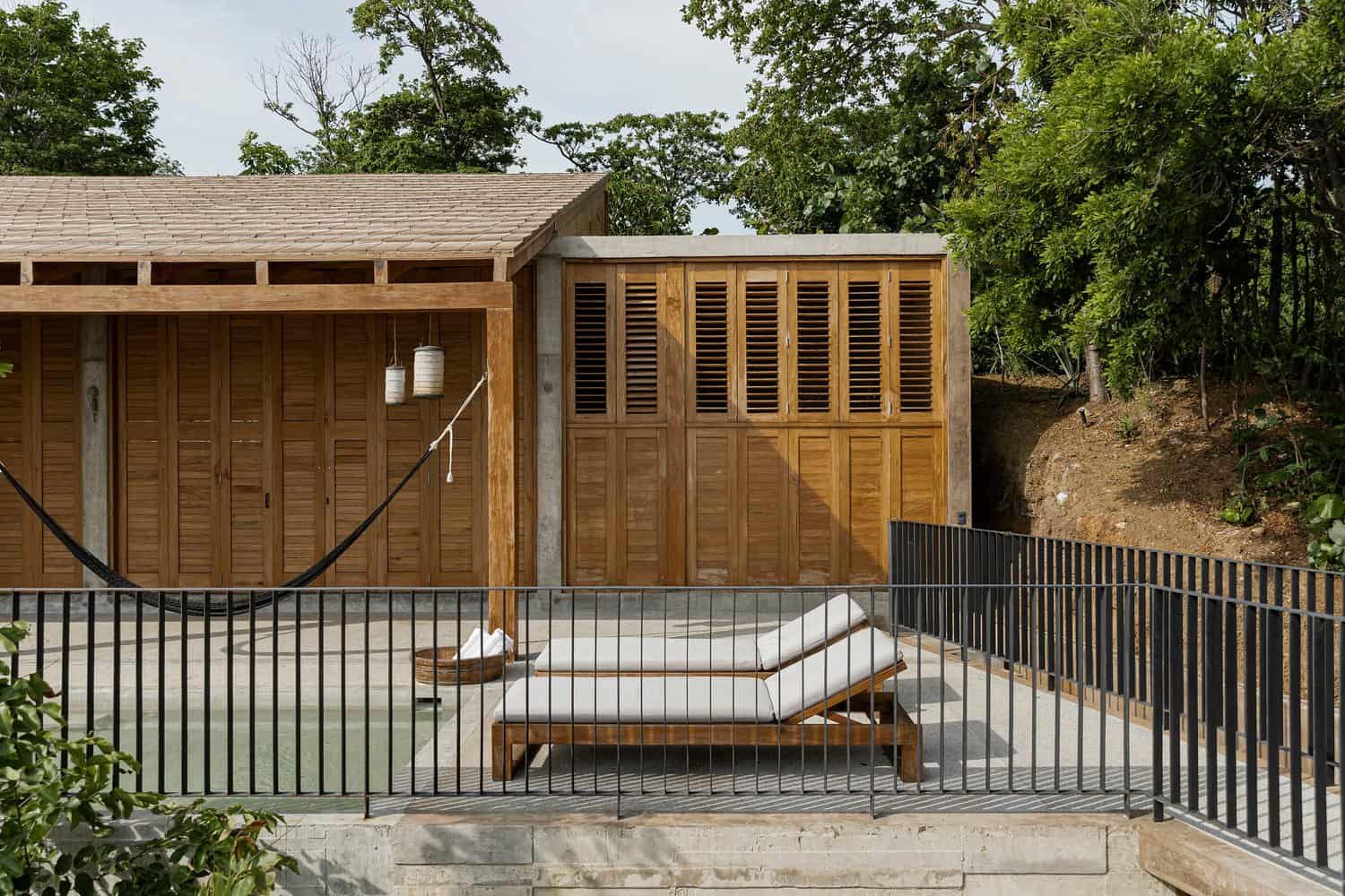contemporary-hillside-home-patio