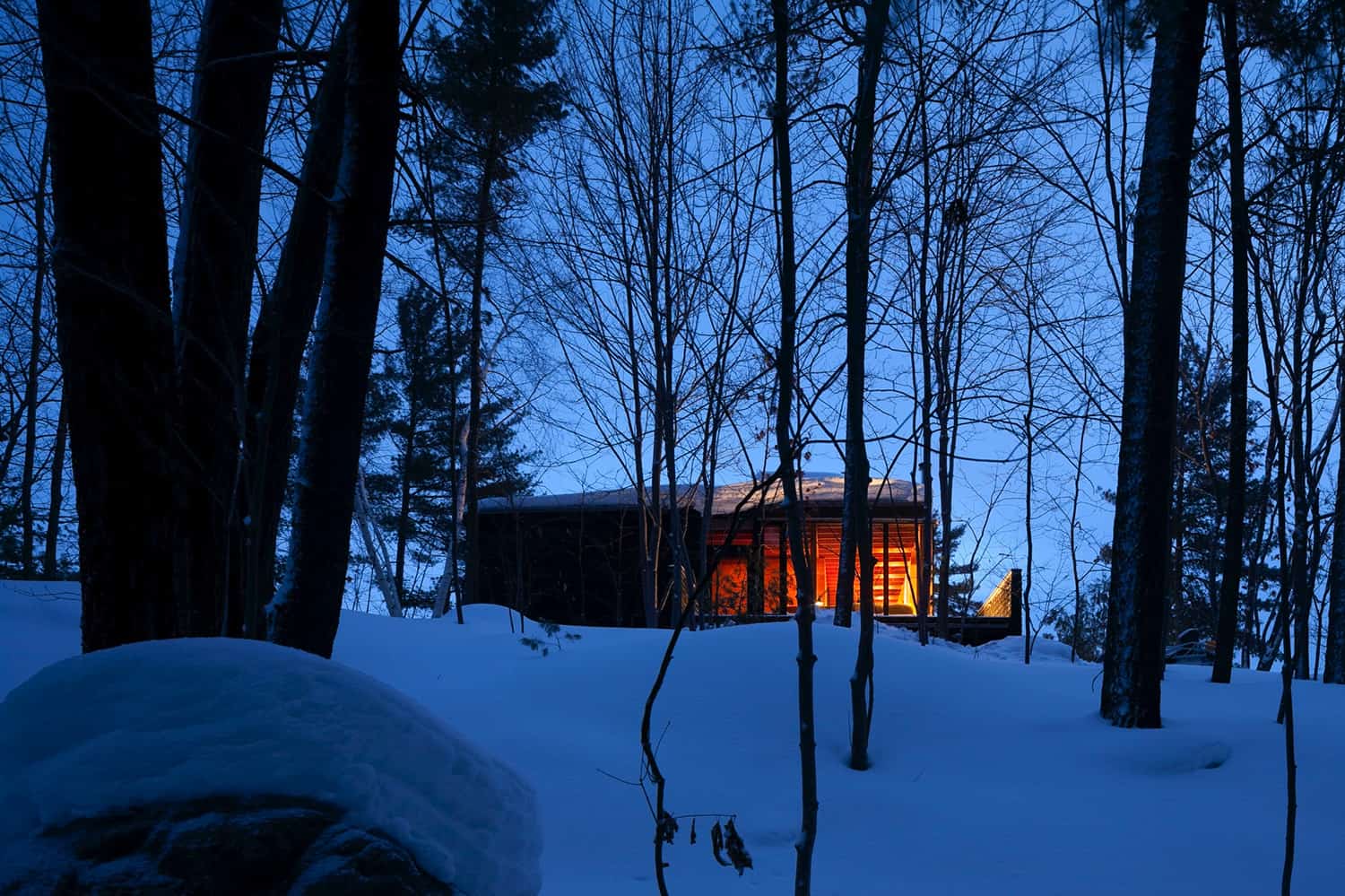 rustic-cabin-lake-house-exterior-dusk
