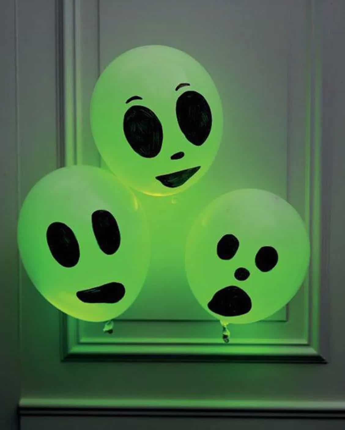 glowing-balloon-ghosts-for-halloween-decor