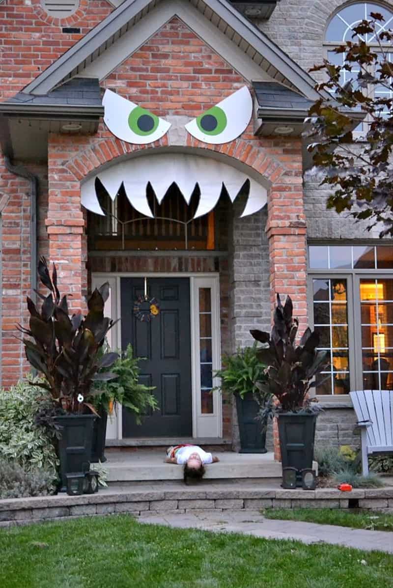Halloween-Monster-Front-Porch-best-diy-halloween-decorations