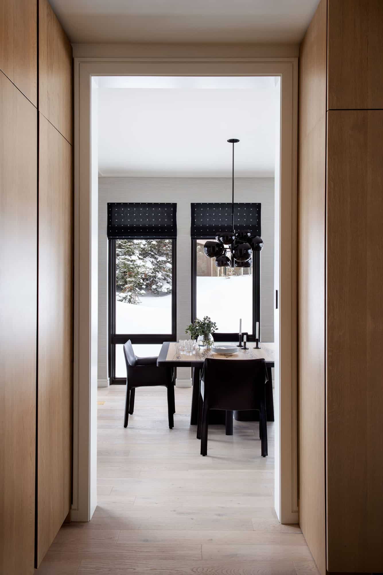 luxury-mountain-style-dining-room