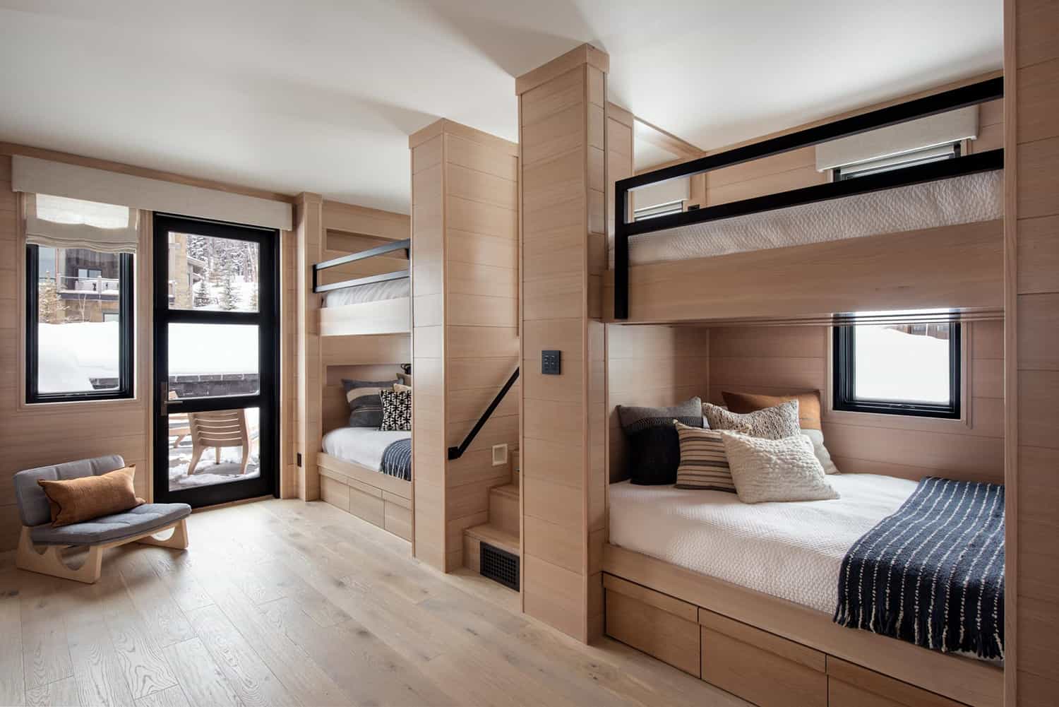 luxury-mountain-style-bunk-bedroom