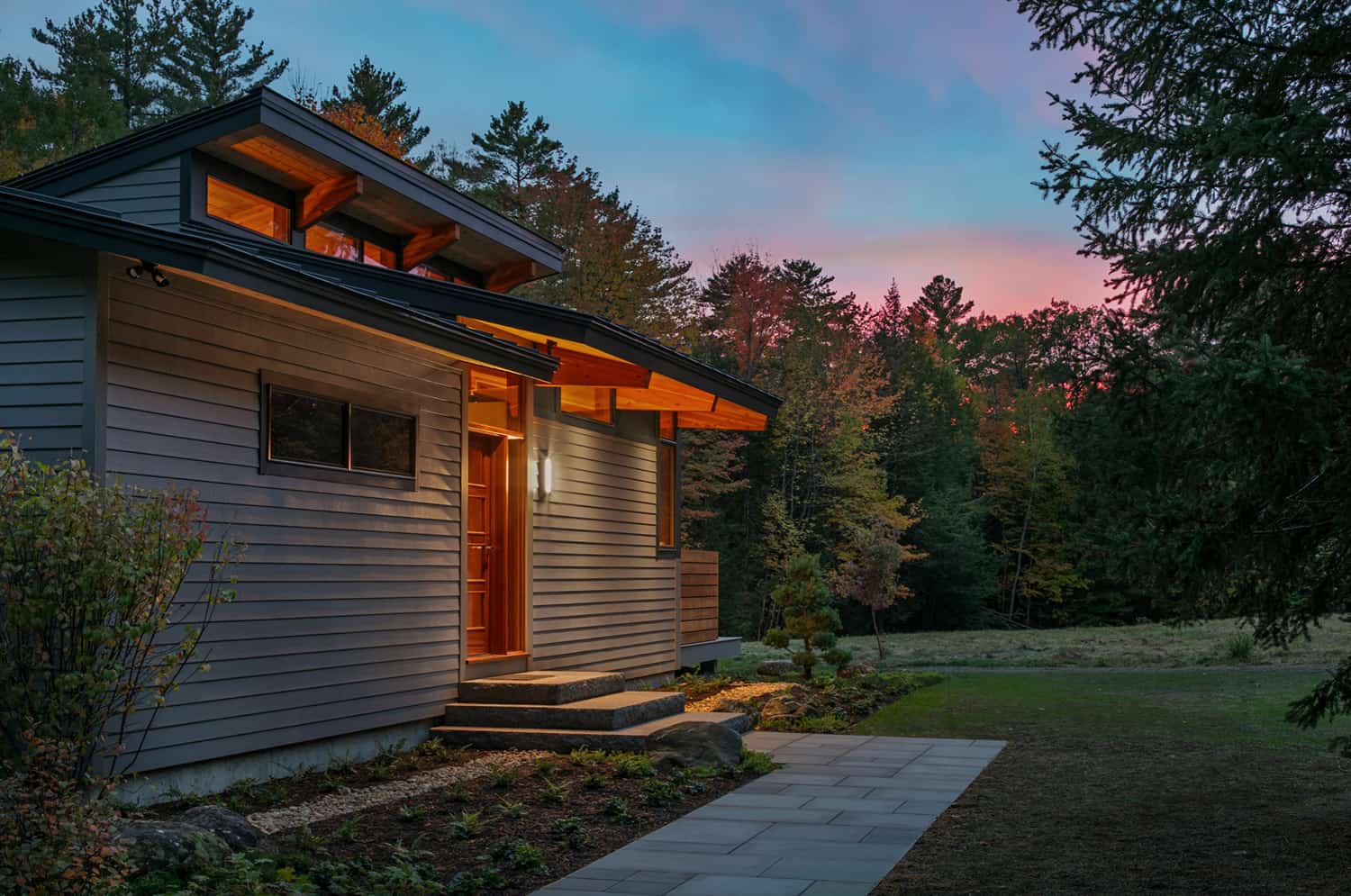 mid-century-modern-home-exterior-dusk