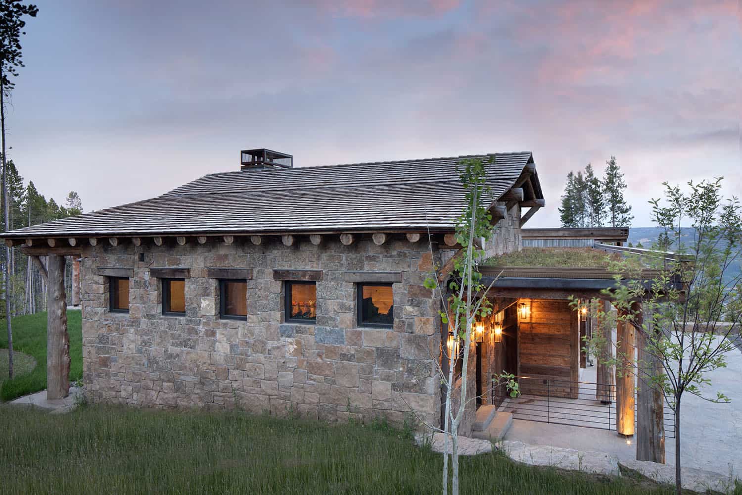 modern-rustic-mountain-home-exterior-dusk