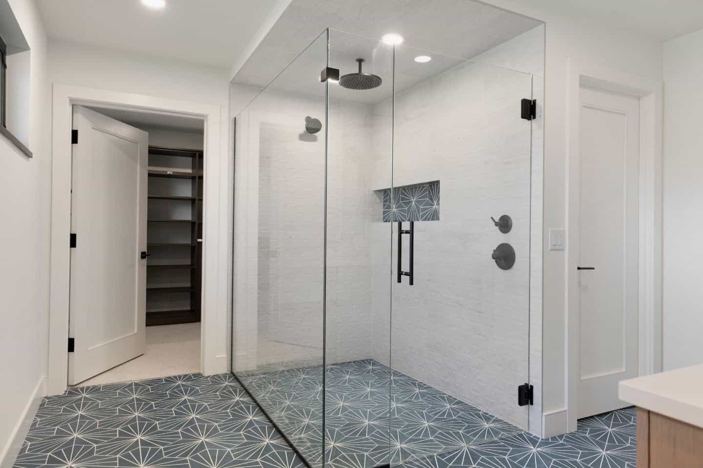 modern-lake-house-bathroom-shower