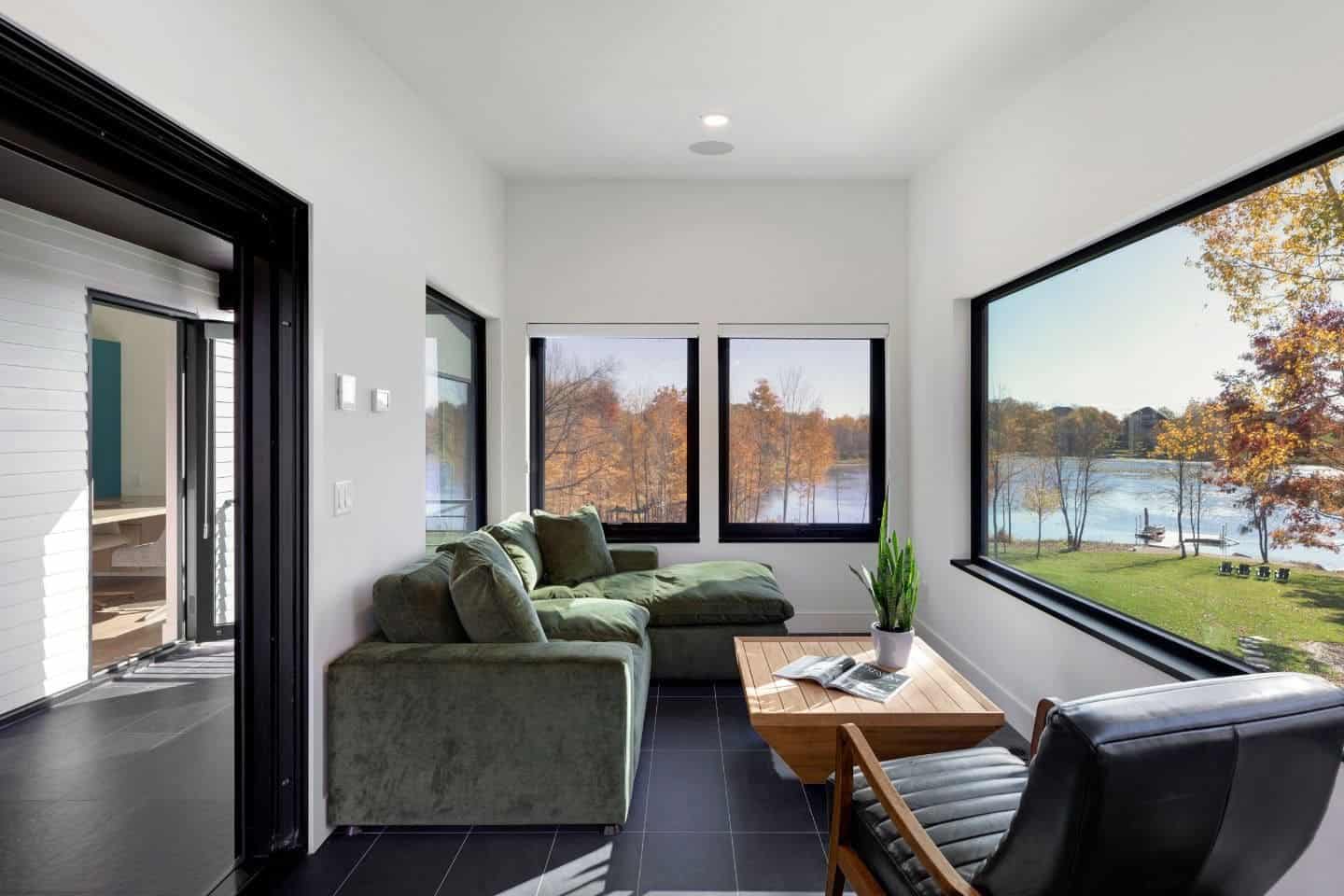 modern-lake-house-family-room