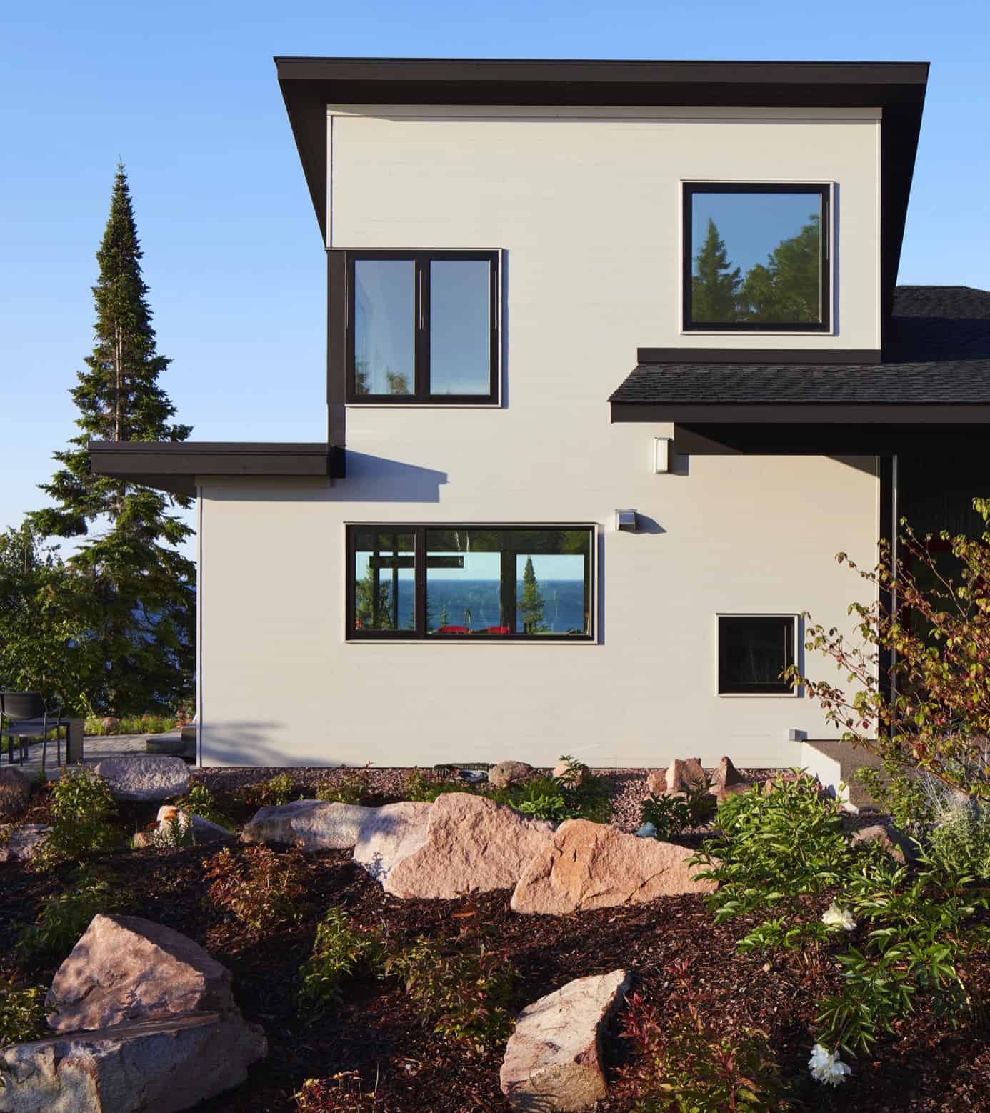 modern-lake-home-exterior