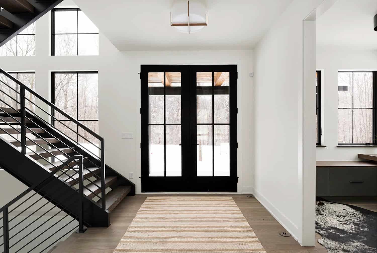 sustainable-mountain-modern-home-foyer