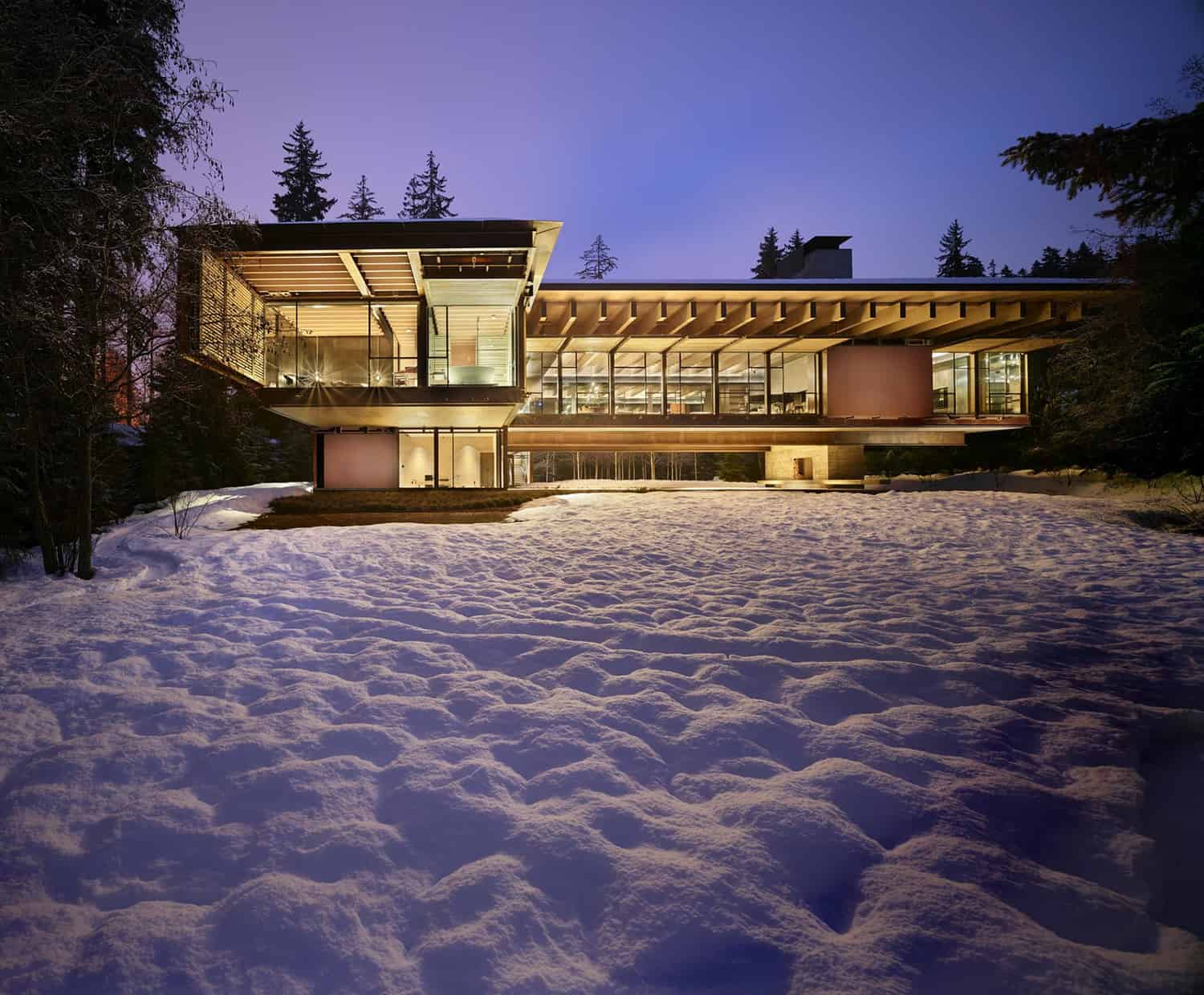 modern-ski-house-exterior-with-snow