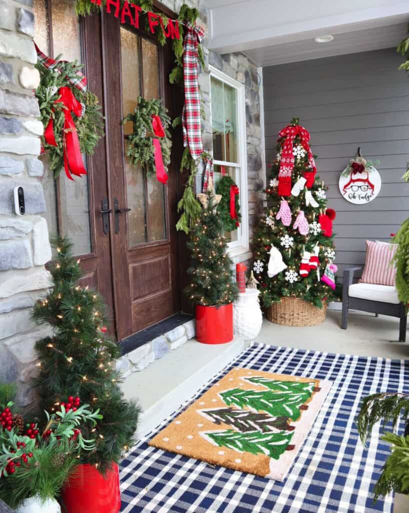 20+ Brilliant And Inspiring Christmas Front Porch Decor Ideas To DIY