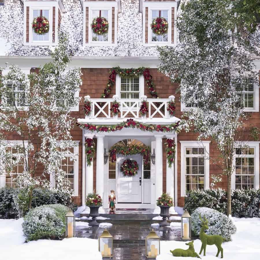 holiday-home-outdoor-decorations