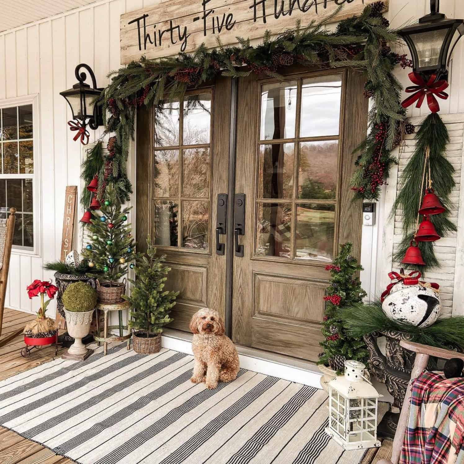 vintage-christmas-decorated-porch