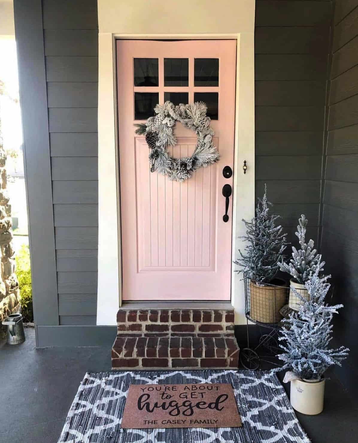 farmhouse-christmas-door-decor-with-a-pink-door-and-a-wreath