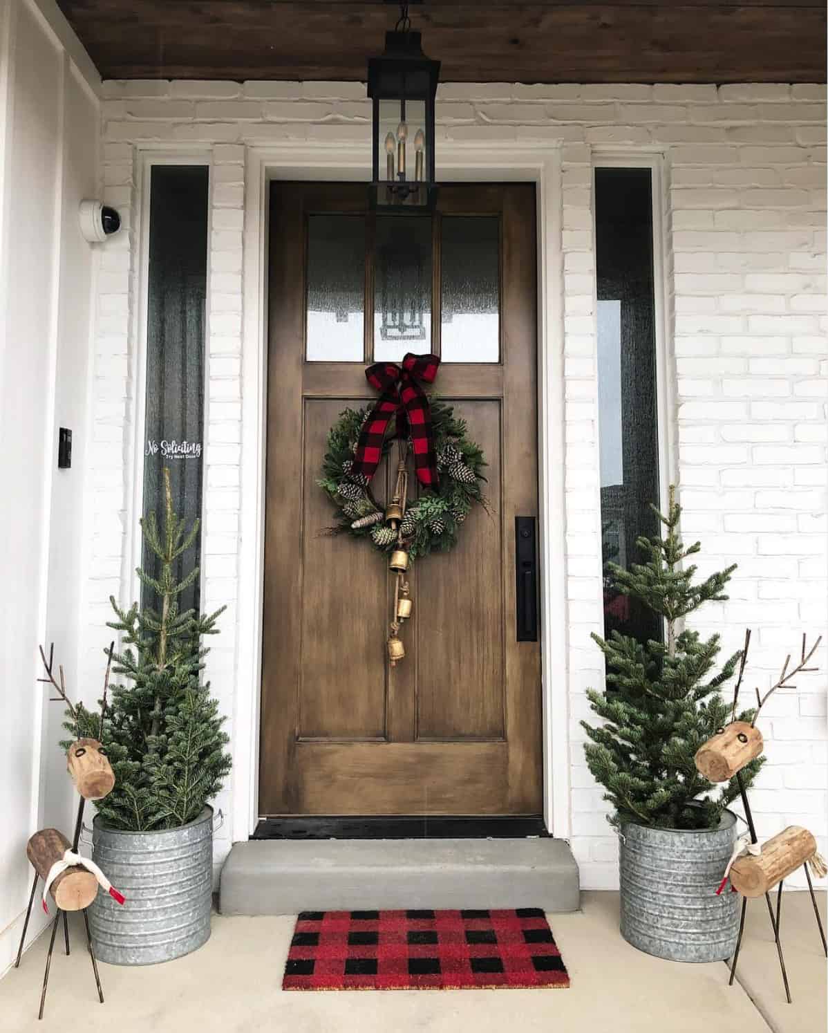 christmas-decorated-front-door