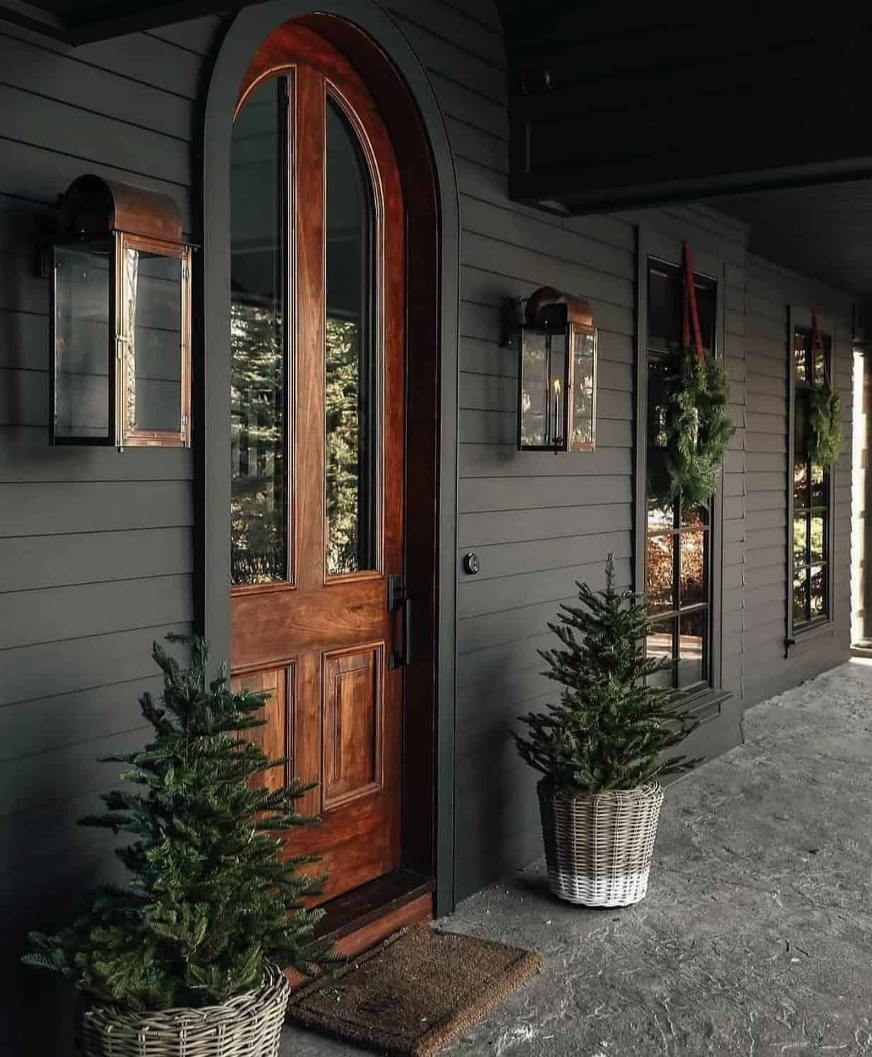 elegant-christmas-decorated-porch