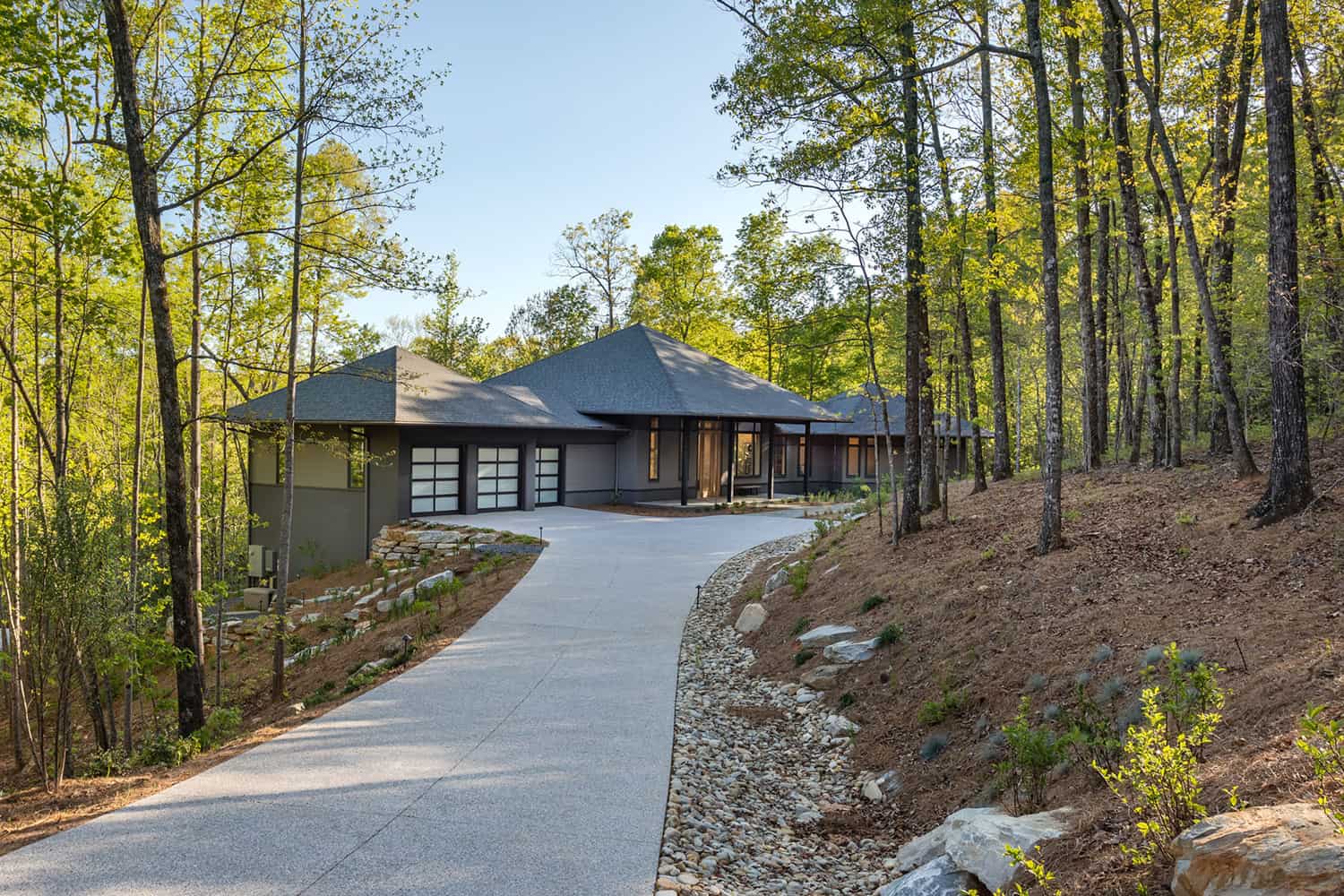 elegant-mountain-modern-home-exterior