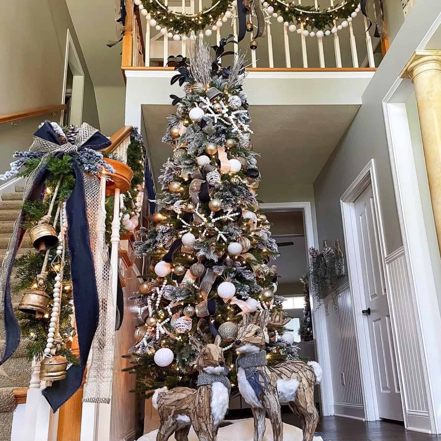 navy-and-gold-entryway-tree-with-garland